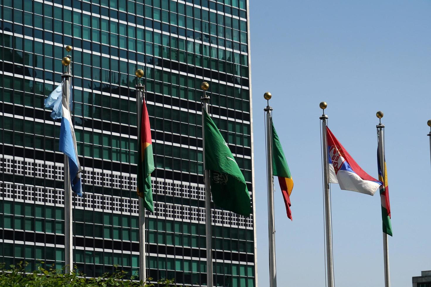 vlaggen buiten Verenigde landen gebouw in nieuw york, 2022 foto
