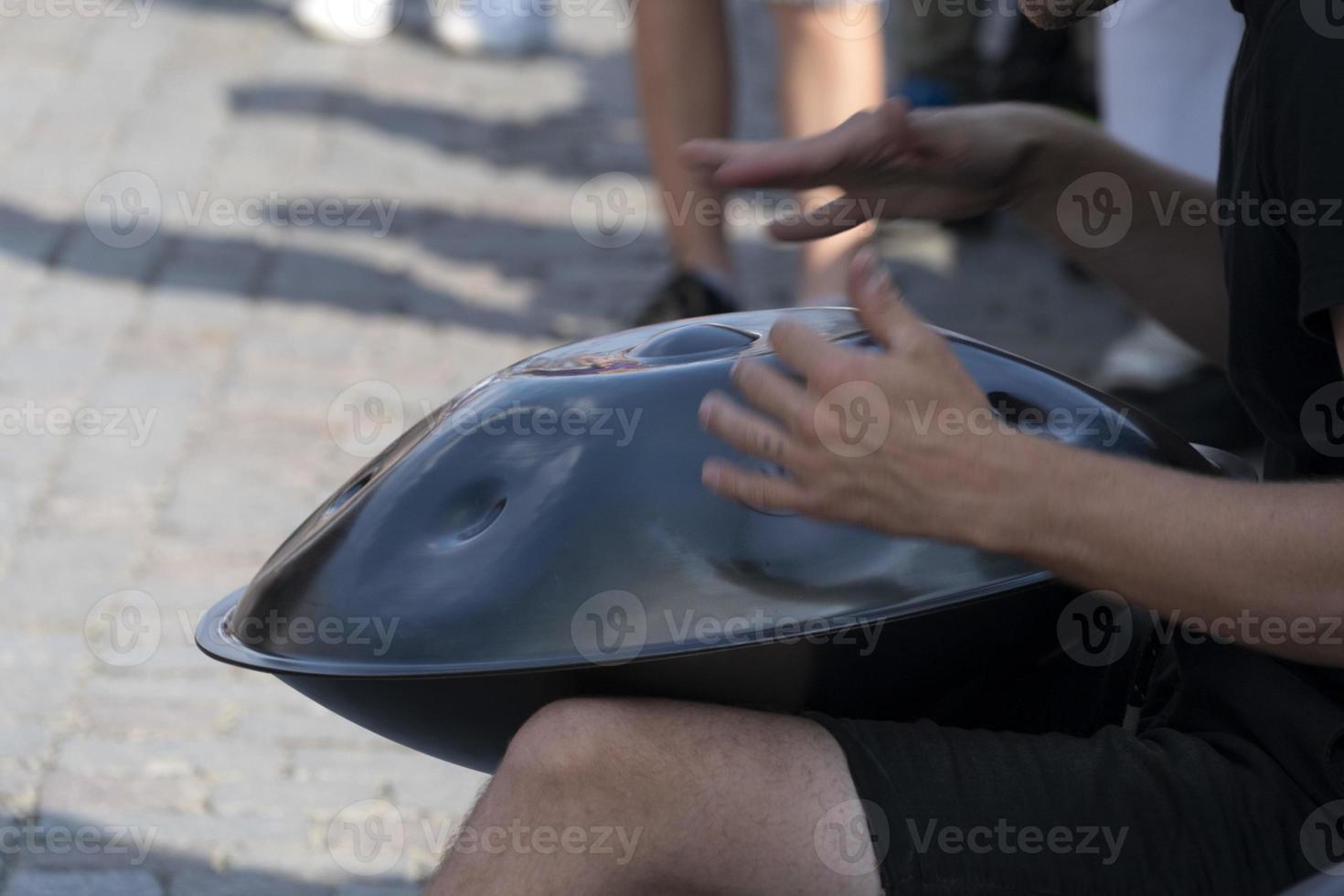 hangen drums straat artiest spelen musicus detail van handen dichtbij omhoog foto