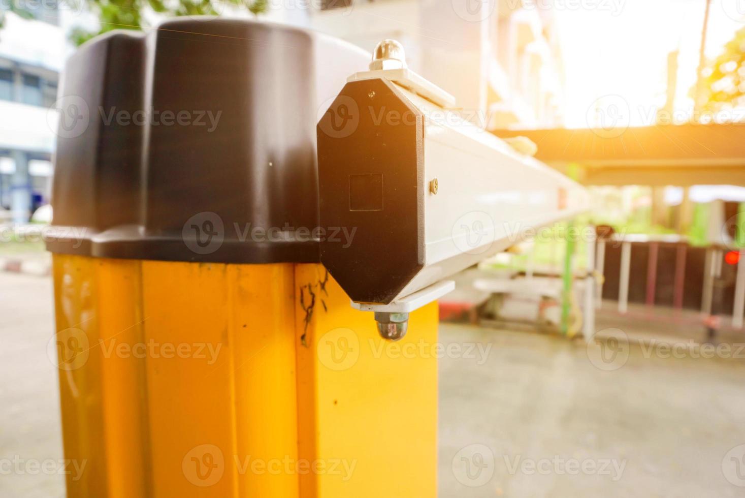 detailopname kantoor barrière voor beperkend de Ingang en Uitgang van auto's Aan wazig en zonnevlam achtergrond. foto