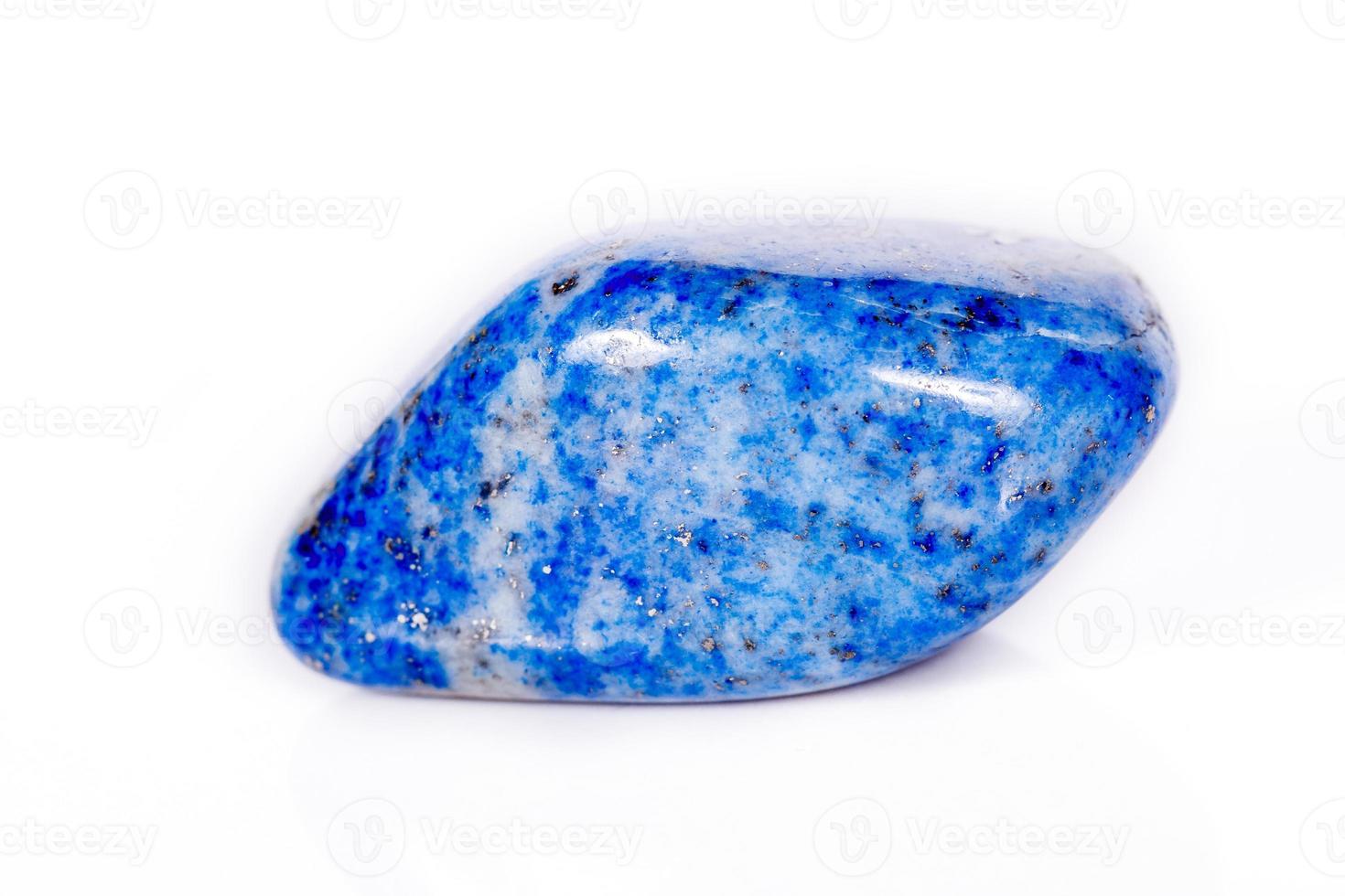 macro mineraal steen blauw lapis lazuli afghanistan Aan wit achtergrond foto