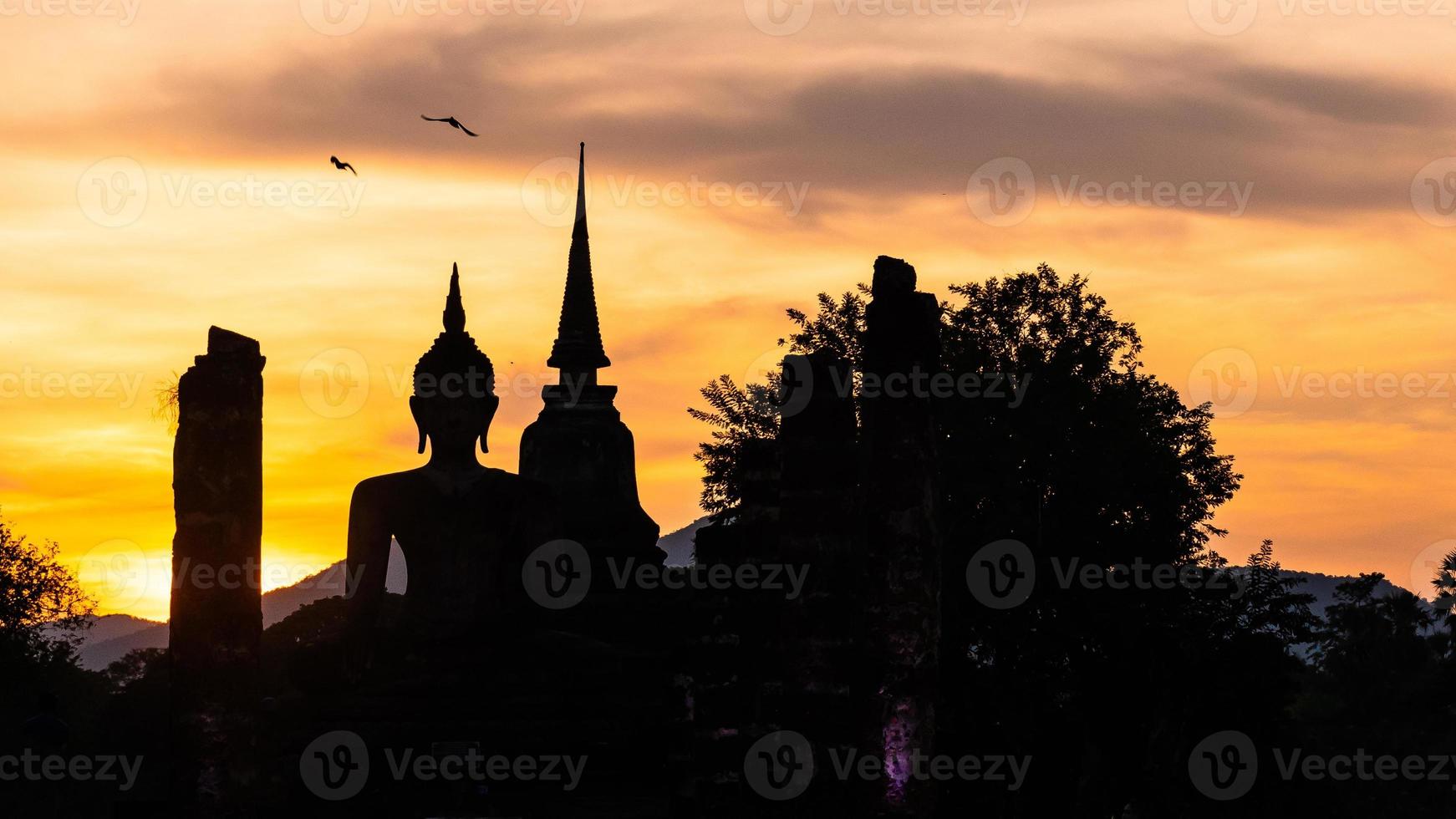 silhouet van wat tempel mooi tempel in de historisch park Thailand foto