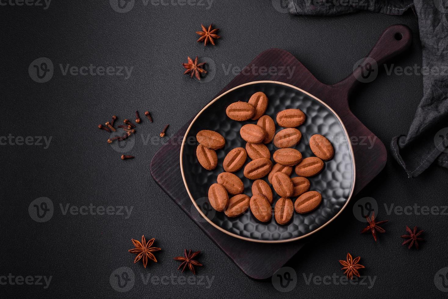 heerlijk chocola koekjes met noten Aan een zwart keramisch bord foto