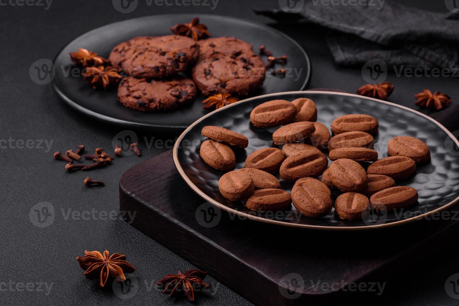 heerlijk chocola koekjes met noten Aan een zwart keramisch bord foto