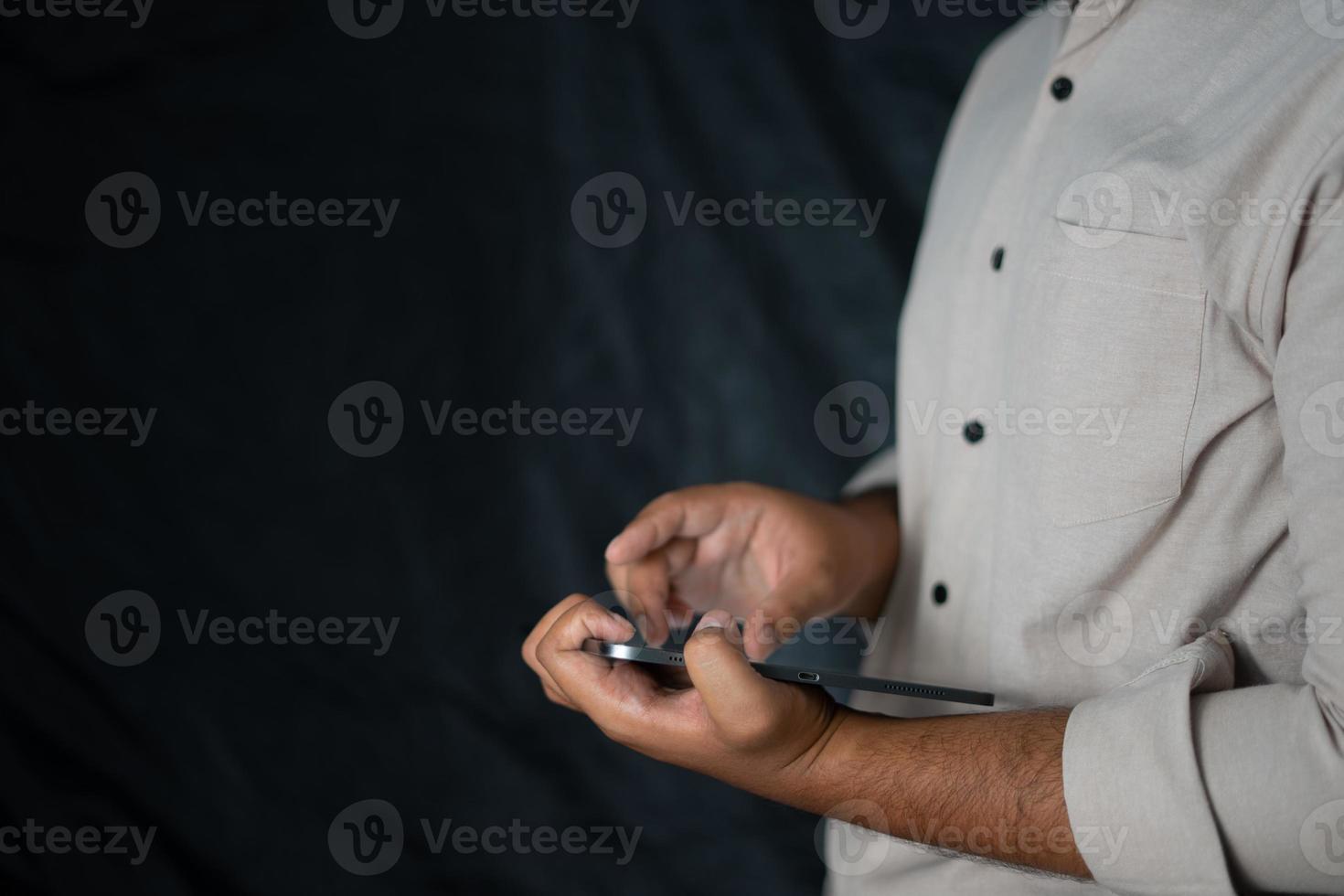 bedrijf Mens Holding een tablet naar controleren bedrijf rapporten foto