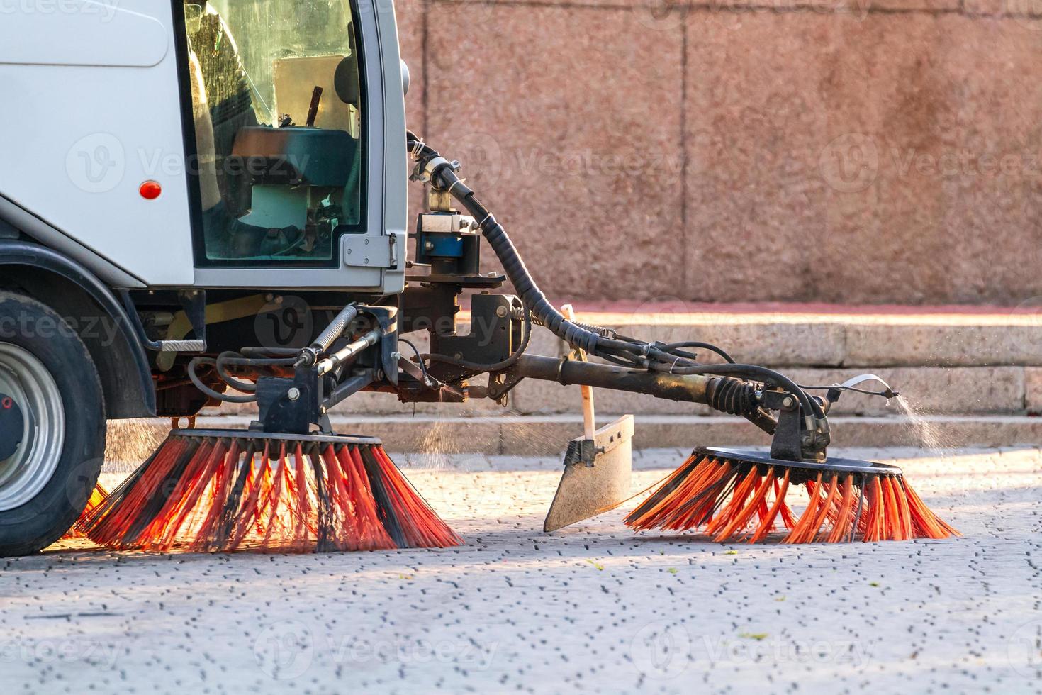 veger schoonmaak machine Aan een stad straat foto