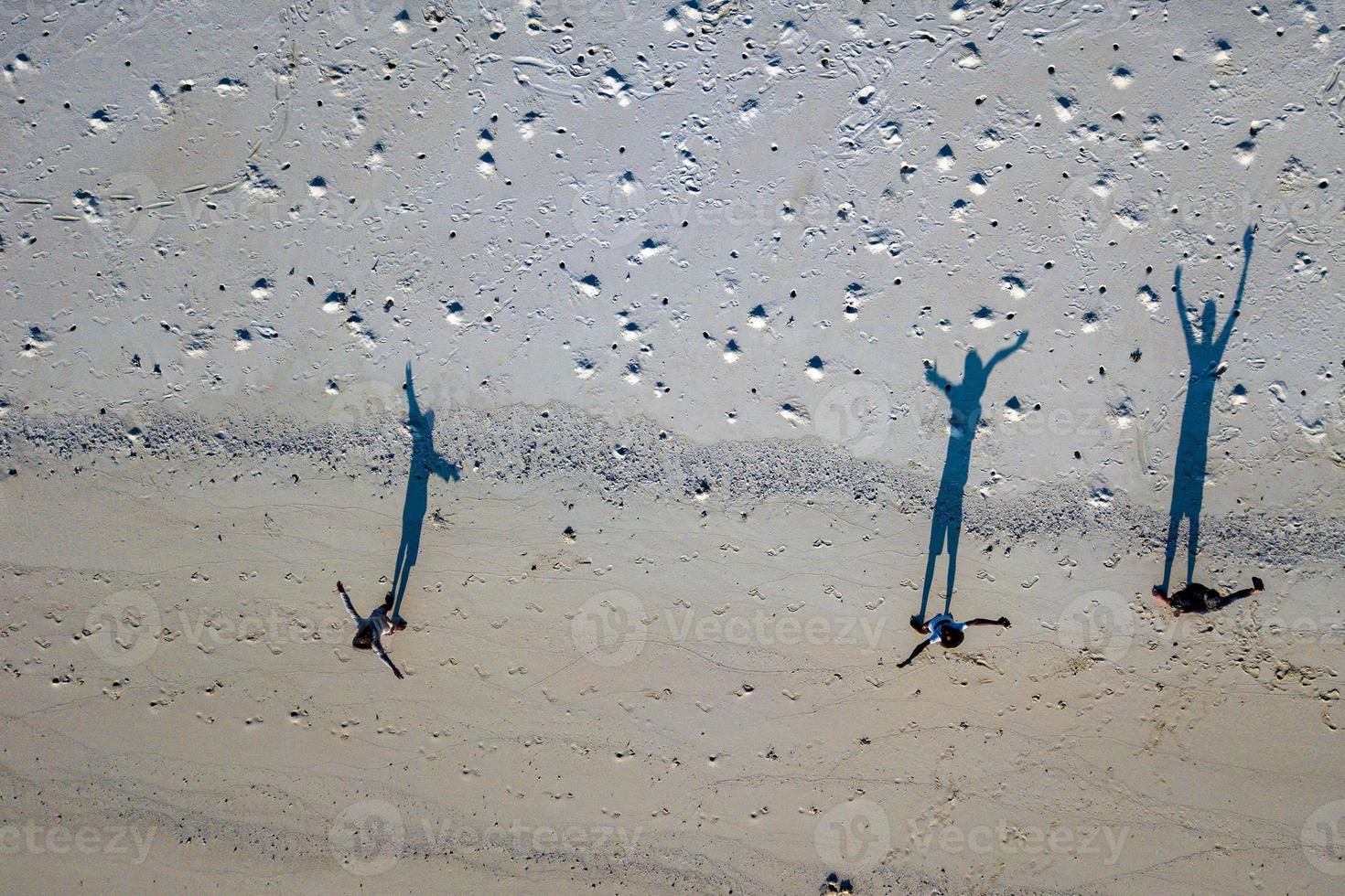 menselijk schaduwen Aan de strand Maldiven antenne visie panorama landschap foto