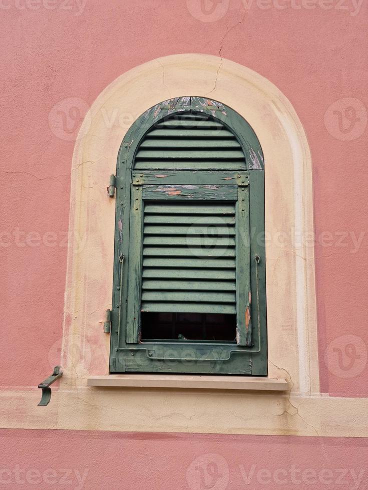 geschilderd venster Luik in lavagna dorp in de buurt chiavari Italië foto