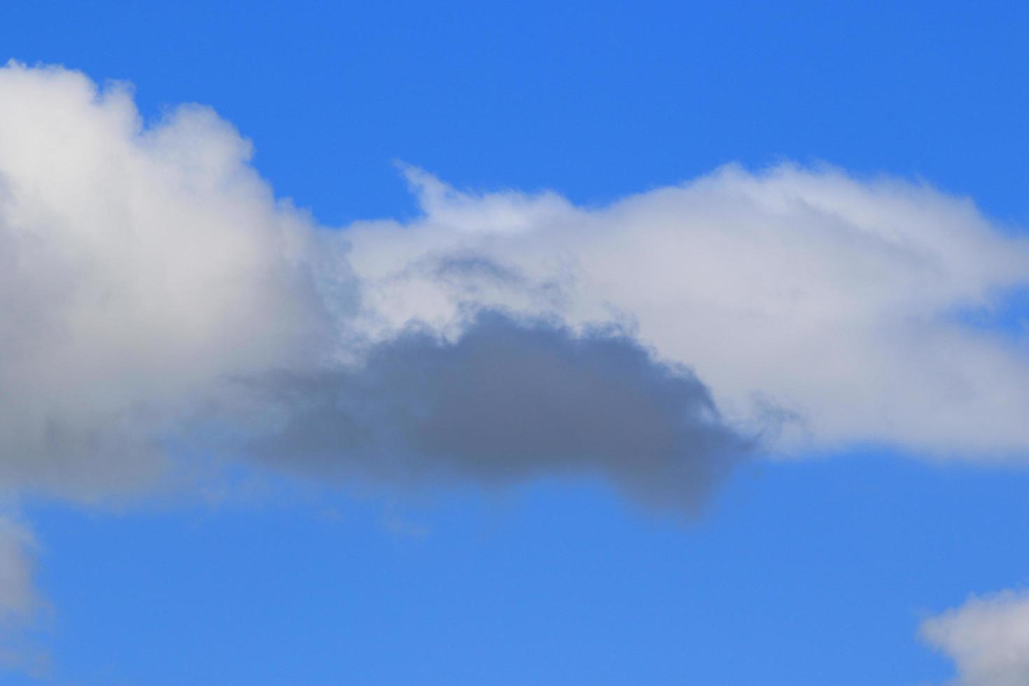 stormachtig weer en donker wolken foto