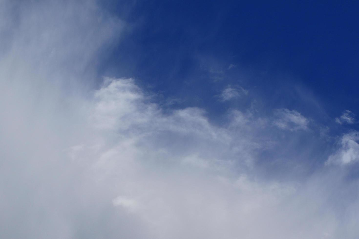 heldere blauwe lucht en witte wolken foto