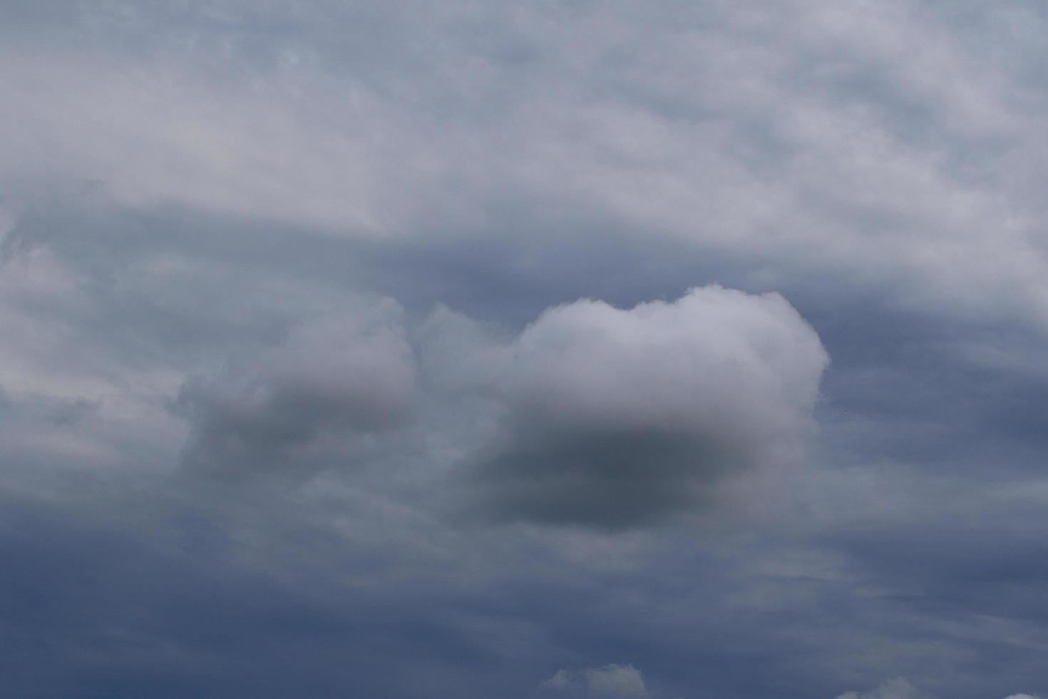 stormachtig weer en donker wolken foto