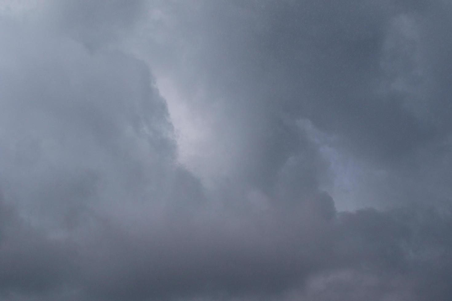 stormachtig weer en donker wolken foto