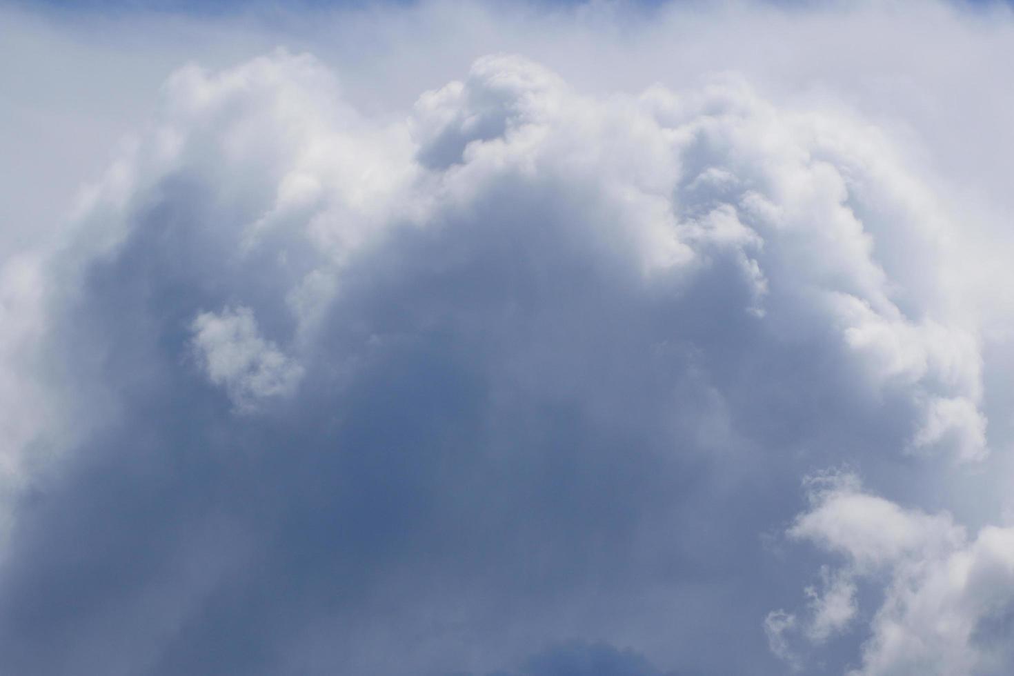 stormachtig weer en donker wolken foto