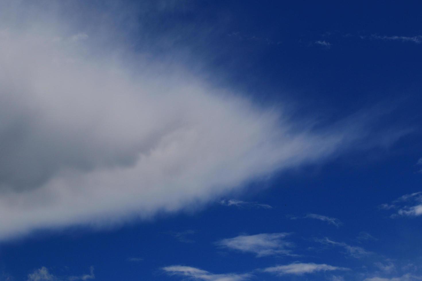 stormachtig weer en donker wolken foto