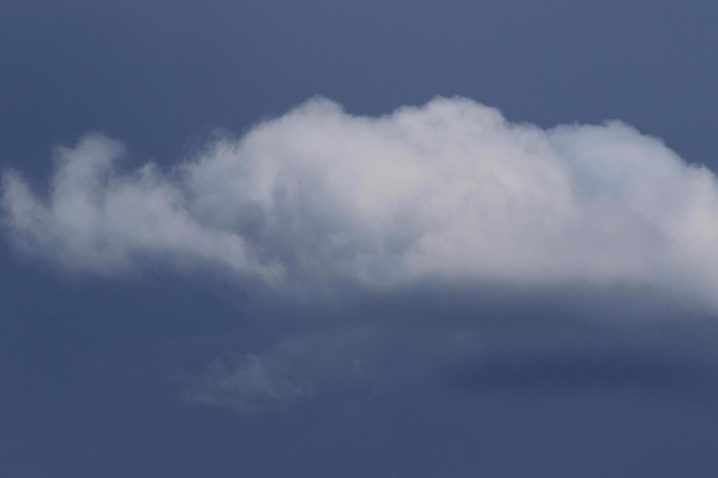 stormachtig weer en donker wolken foto