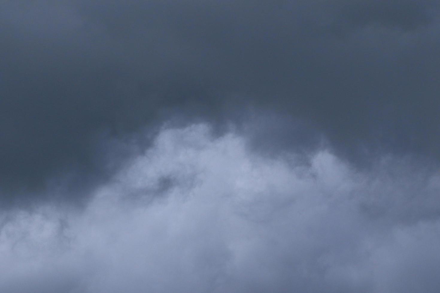 stormachtig weer en donker wolken foto