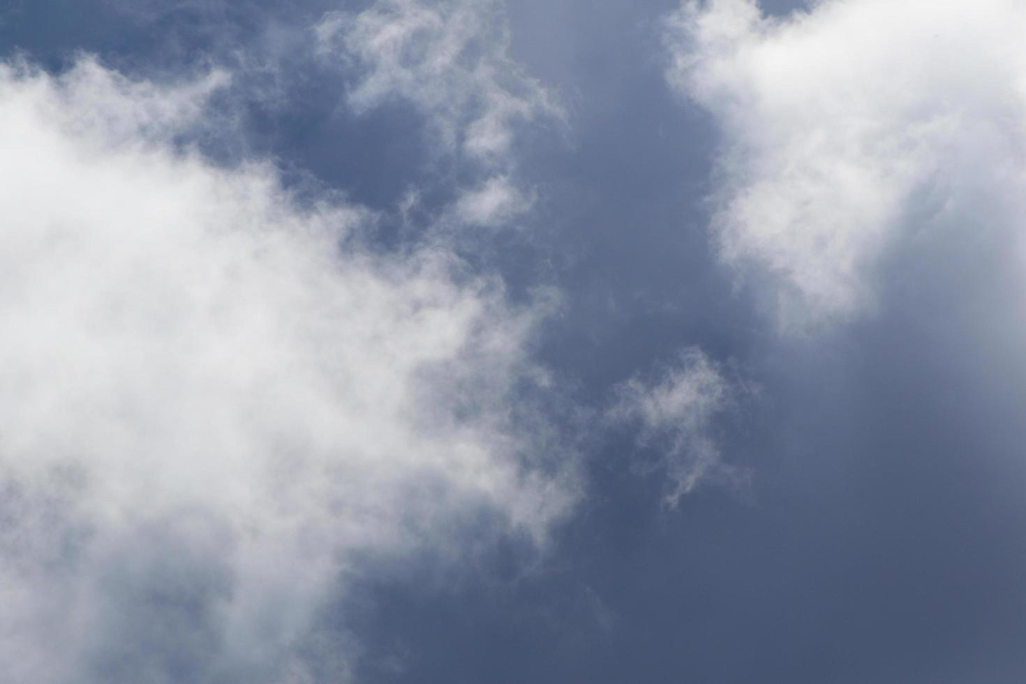 stormachtig weer en donker wolken foto