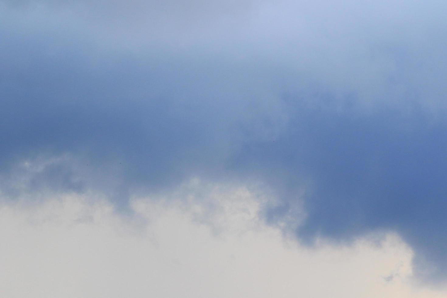 stormachtig weer en donker wolken foto