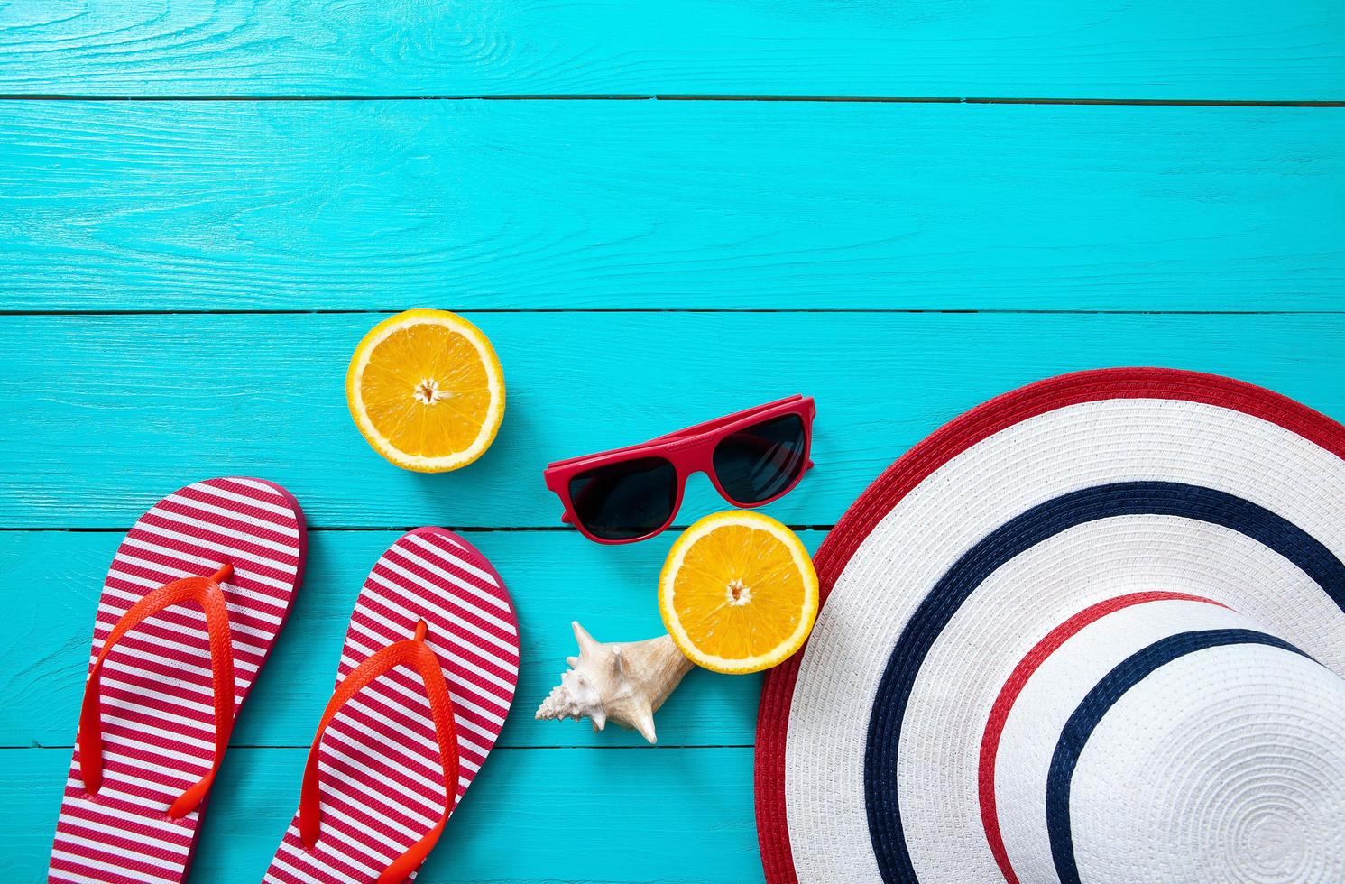 hoog hoek visie van zomer, vakanties, strand accessoires Aan blauw houten achtergrond met kopiëren ruimte foto