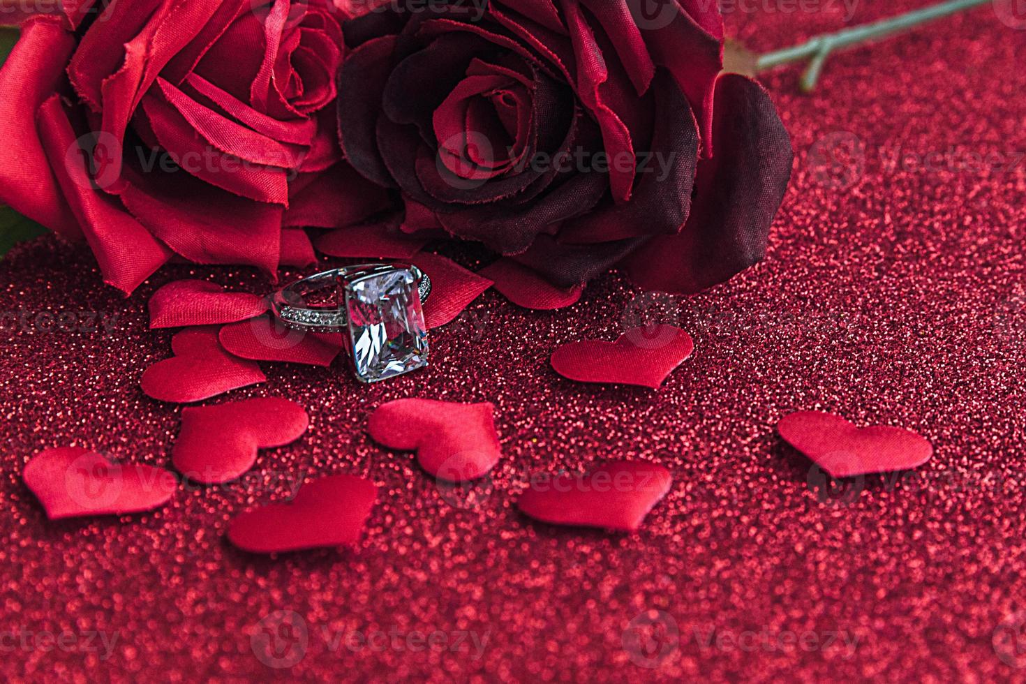 wil je met me trouwen. trouwring rode scharlaken rozen en veel rode harten op rode glitter achtergrond. verloving huwelijksaanzoek bruiloft concept. st. Valentijnsdag briefkaart. banner op Valentijnsdag. foto