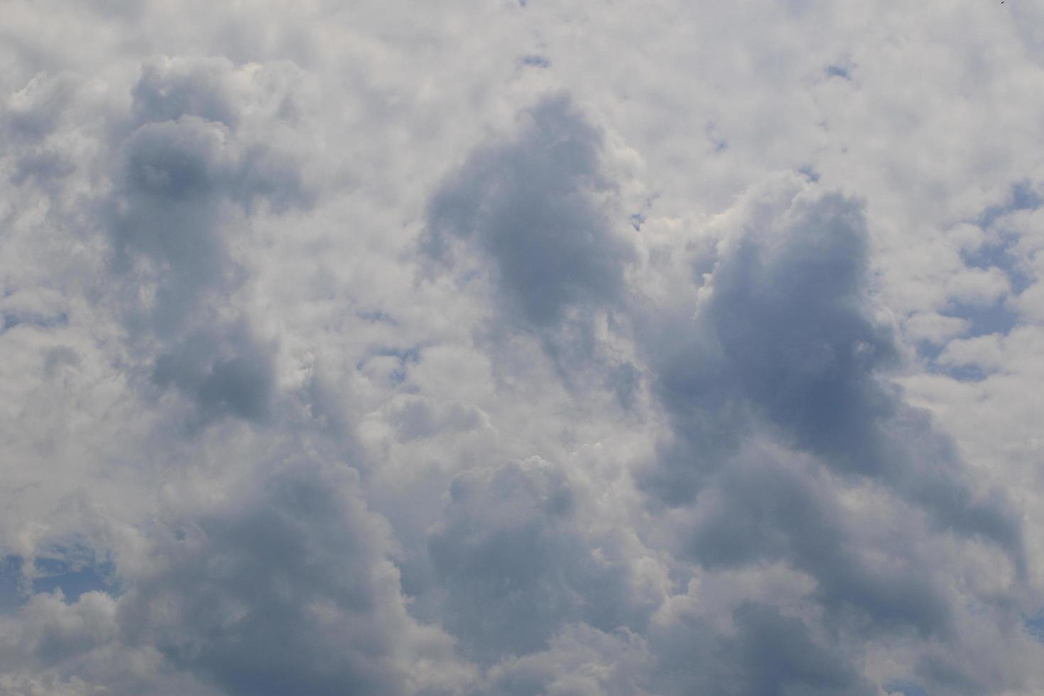 stormachtig weer en donker wolken foto