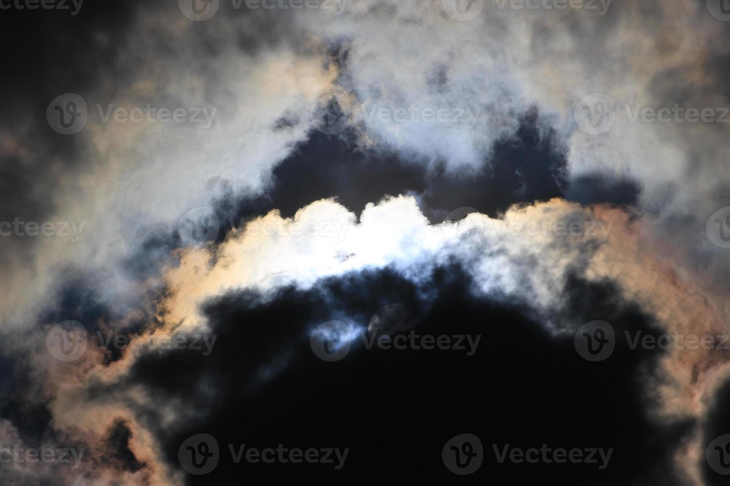 stormachtig weer en donker wolken foto