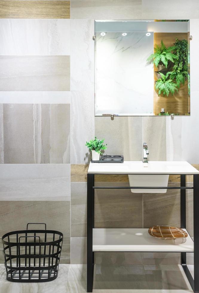 moderne badkamer met planten foto