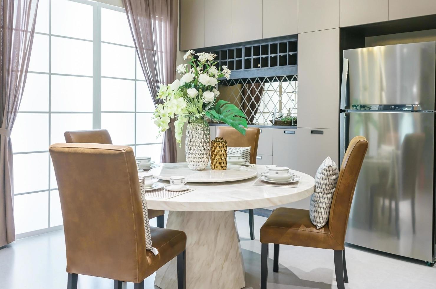modern keramisch serviesgoed in groene kleurenschema setting op diningcc tafel in luxe huis. foto