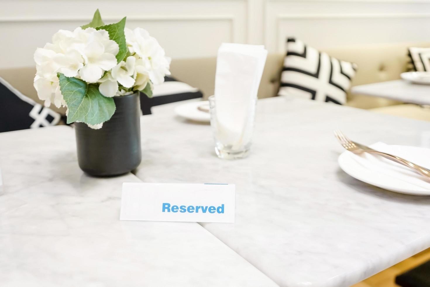 gereserveerde plaat op een eettafel in een restaurant met een elegante tabel foto