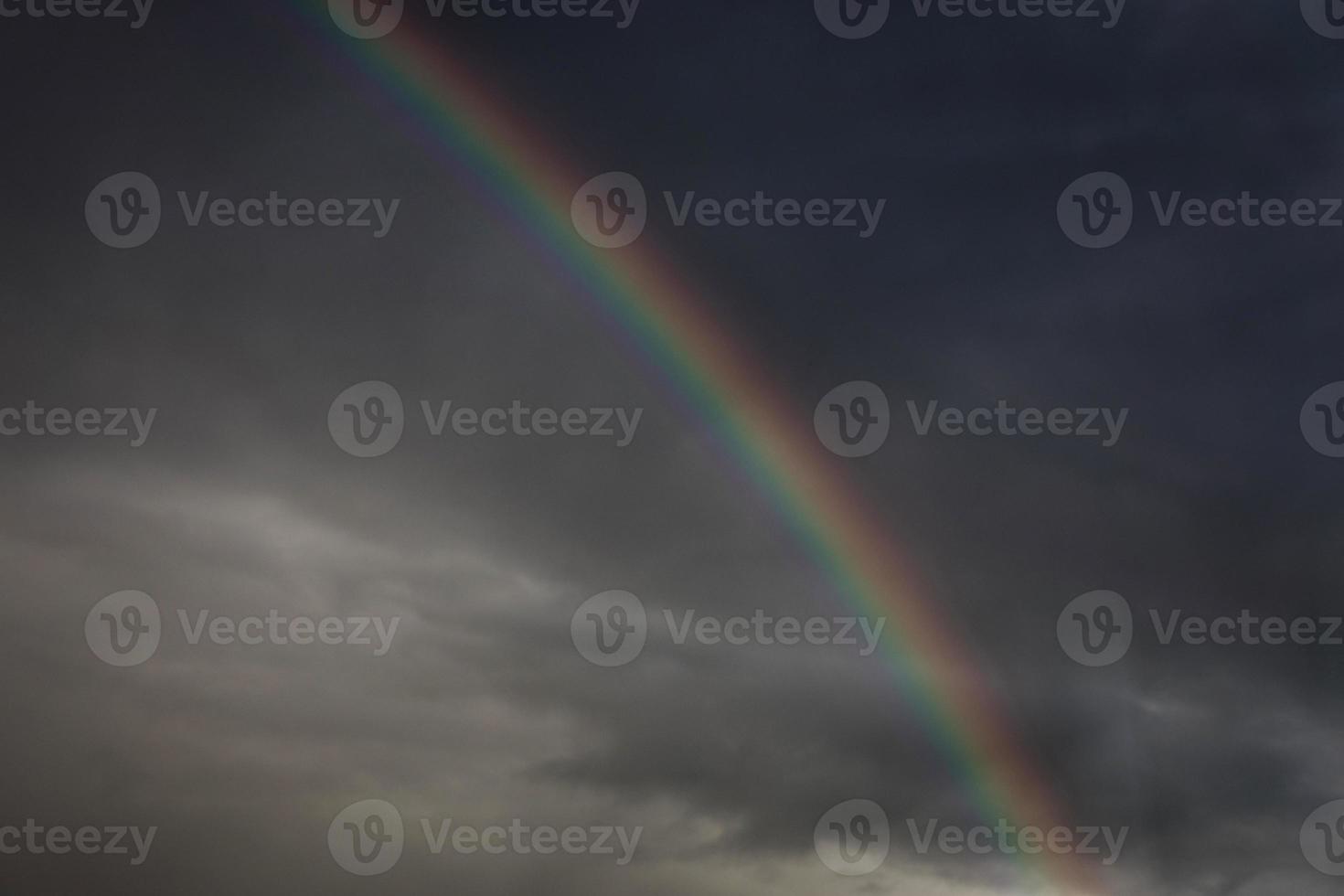 regenboog na een zomer onweersbui foto