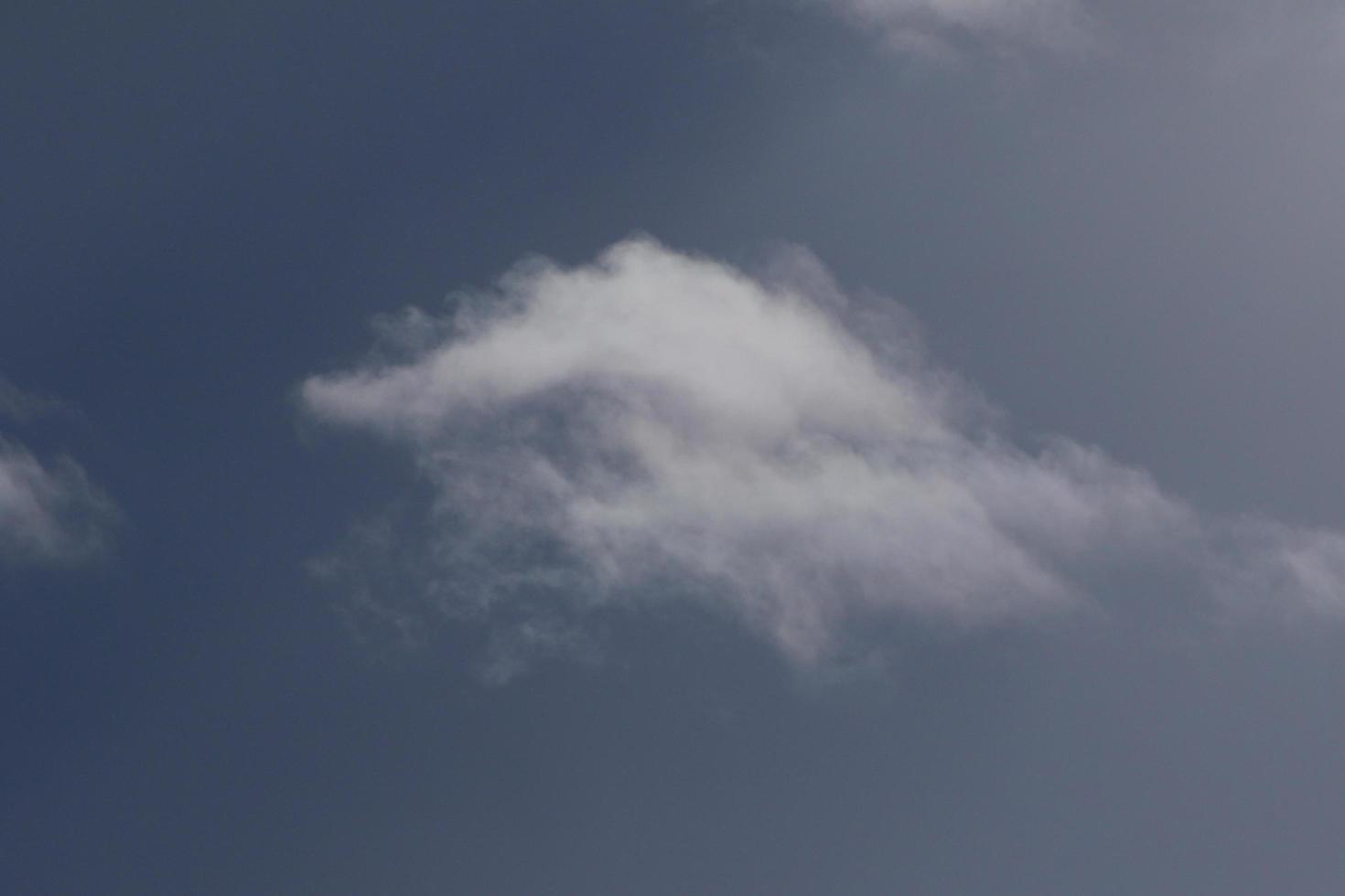 stormachtig weer en donker wolken foto