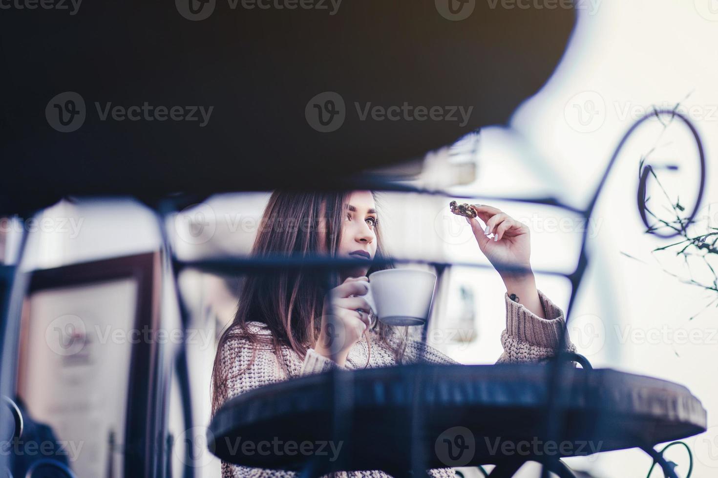 een jong vrouw in een cafe foto