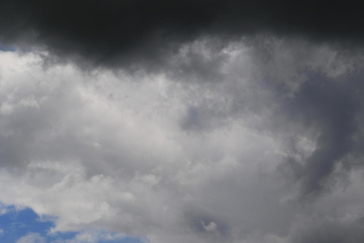 stormachtig weer en donker wolken foto