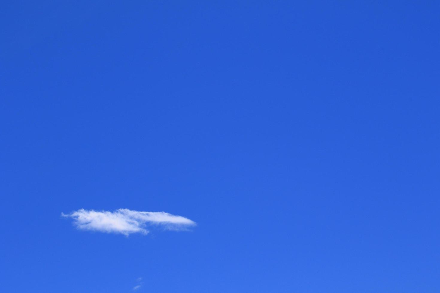 heldere blauwe lucht en witte wolken foto