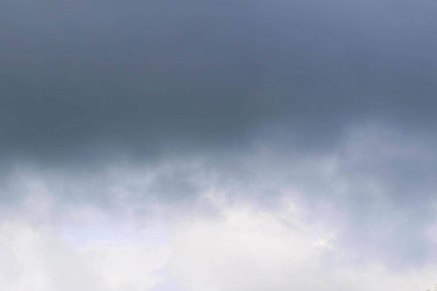 stormachtig weer en donker wolken foto