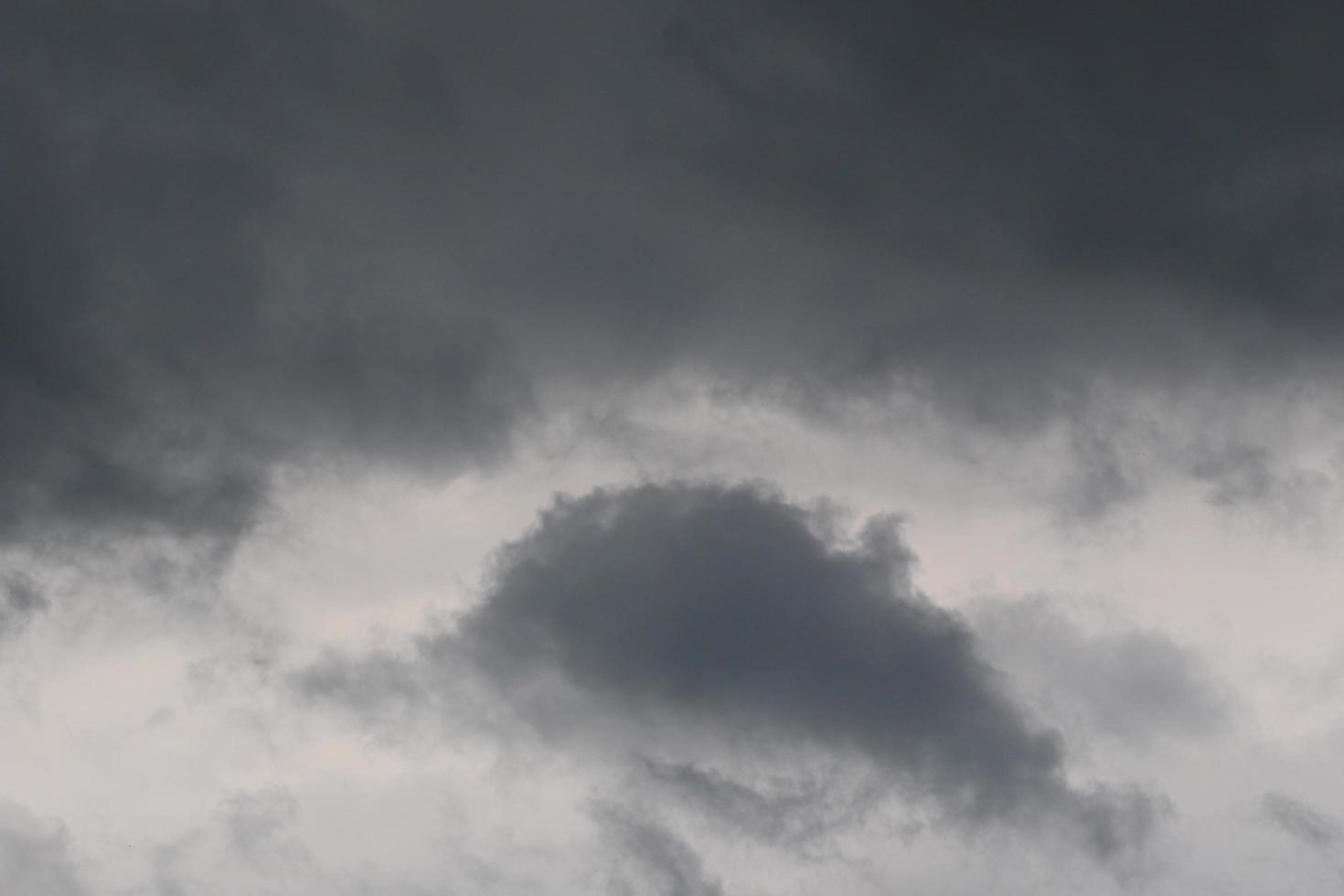 stormachtig weer en donker wolken foto