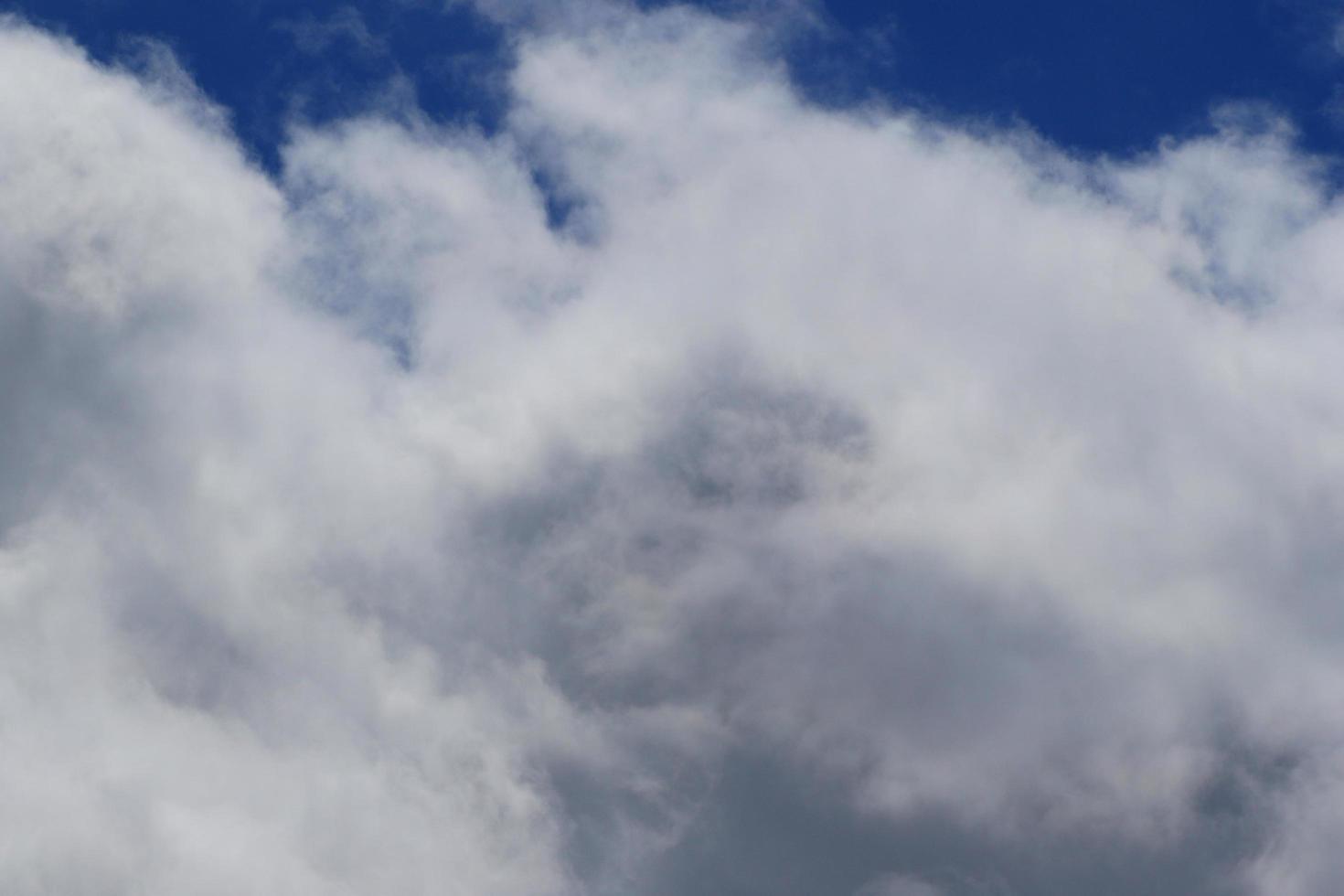 stormachtig weer en donker wolken foto