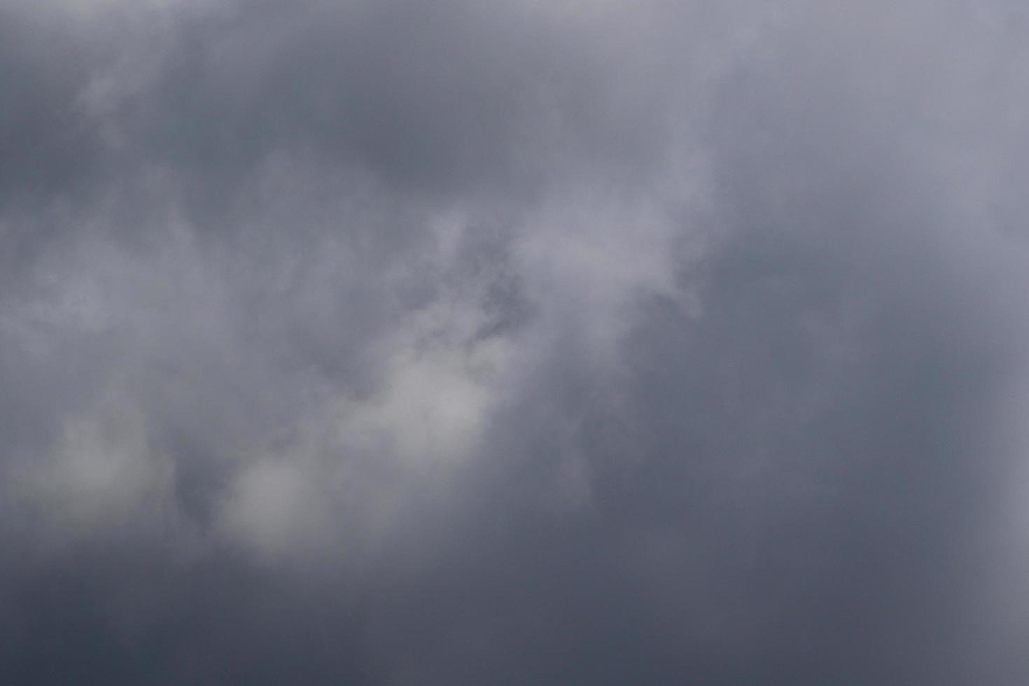 stormachtig weer en donker wolken foto