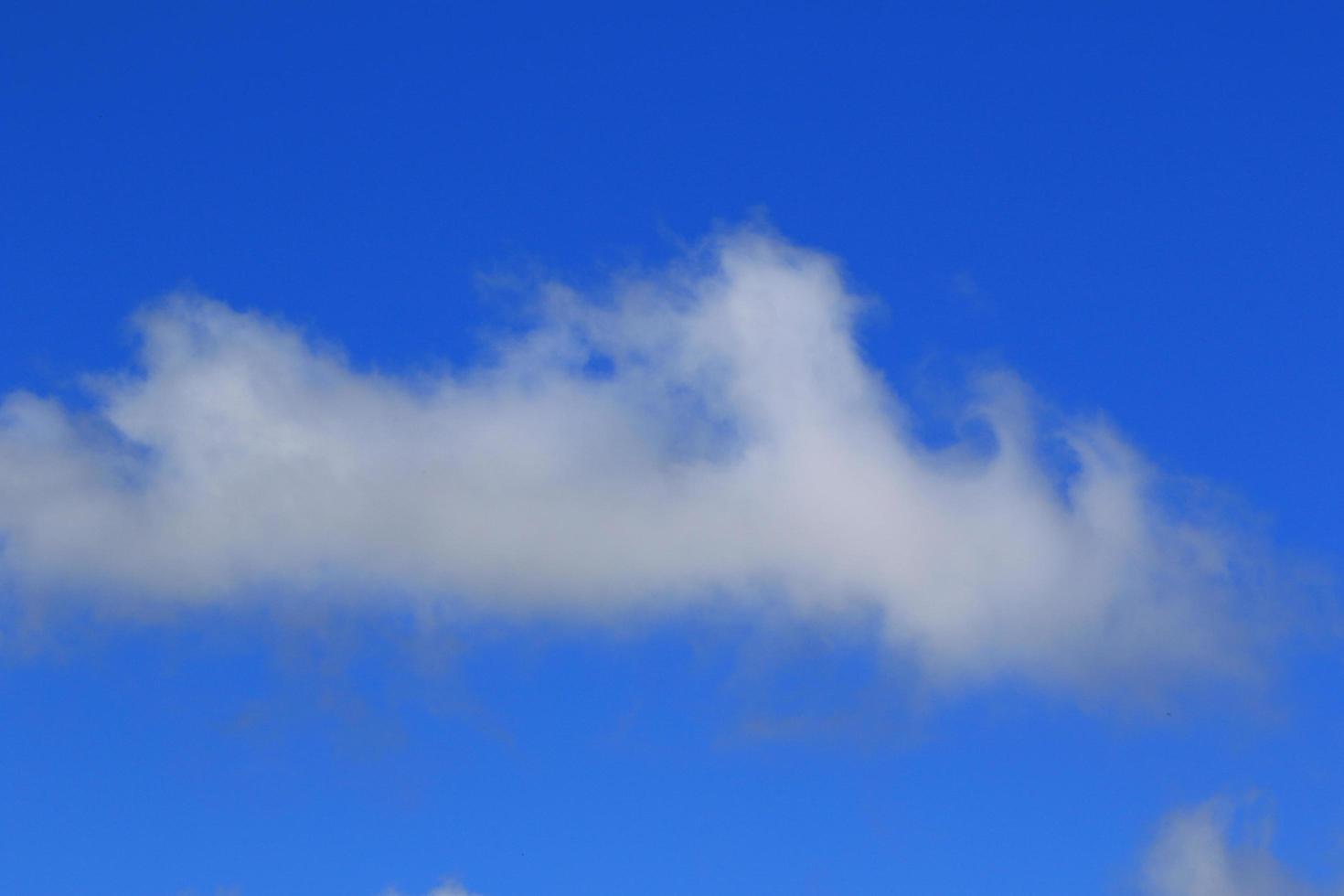 heldere blauwe lucht en witte wolken foto