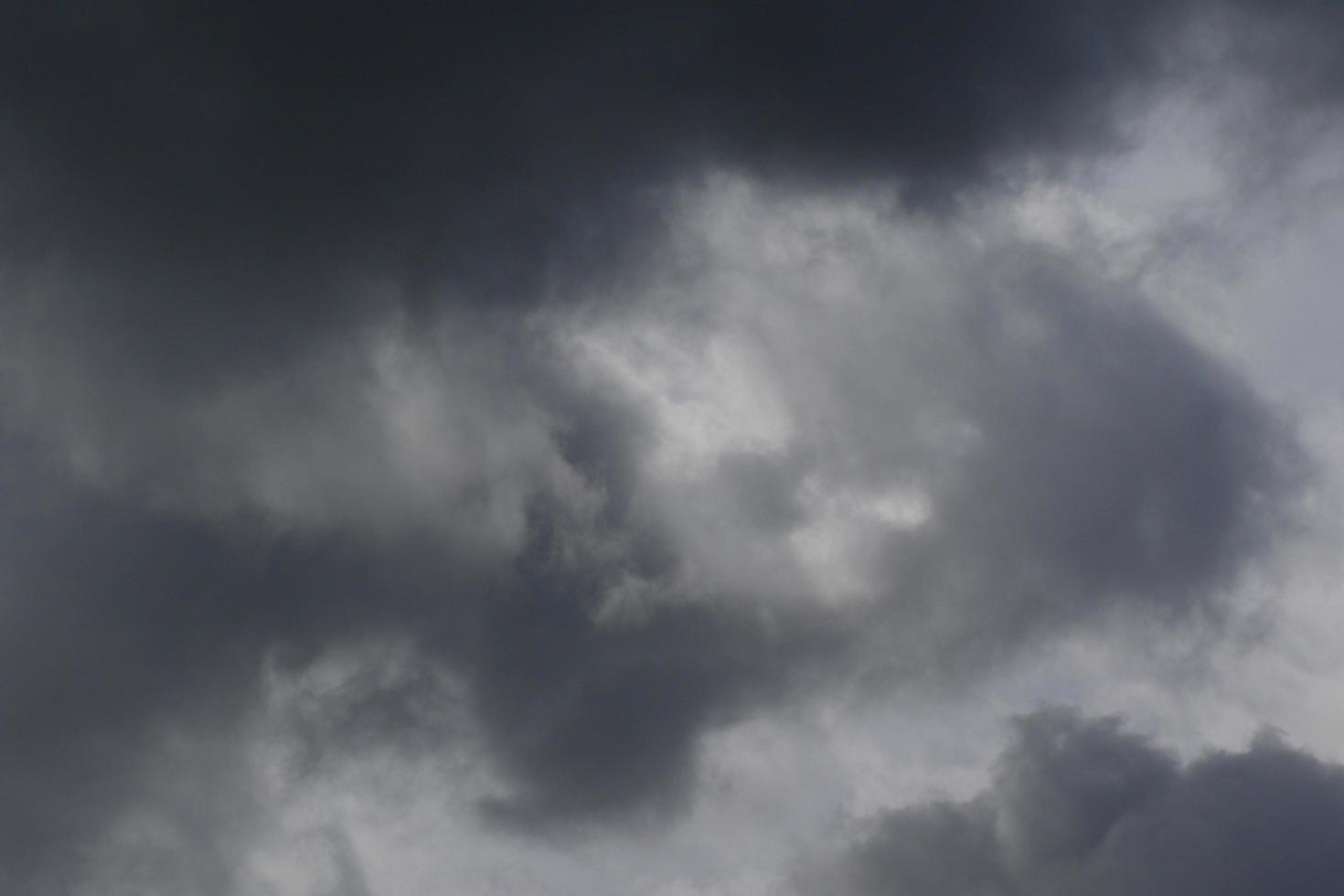 stormachtig weer en donker wolken foto