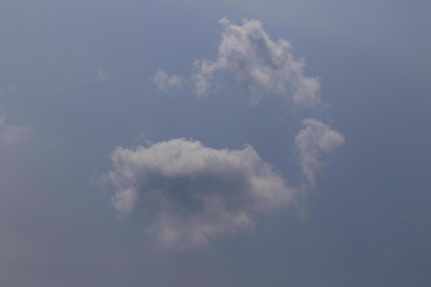 heldere blauwe lucht en witte wolken foto