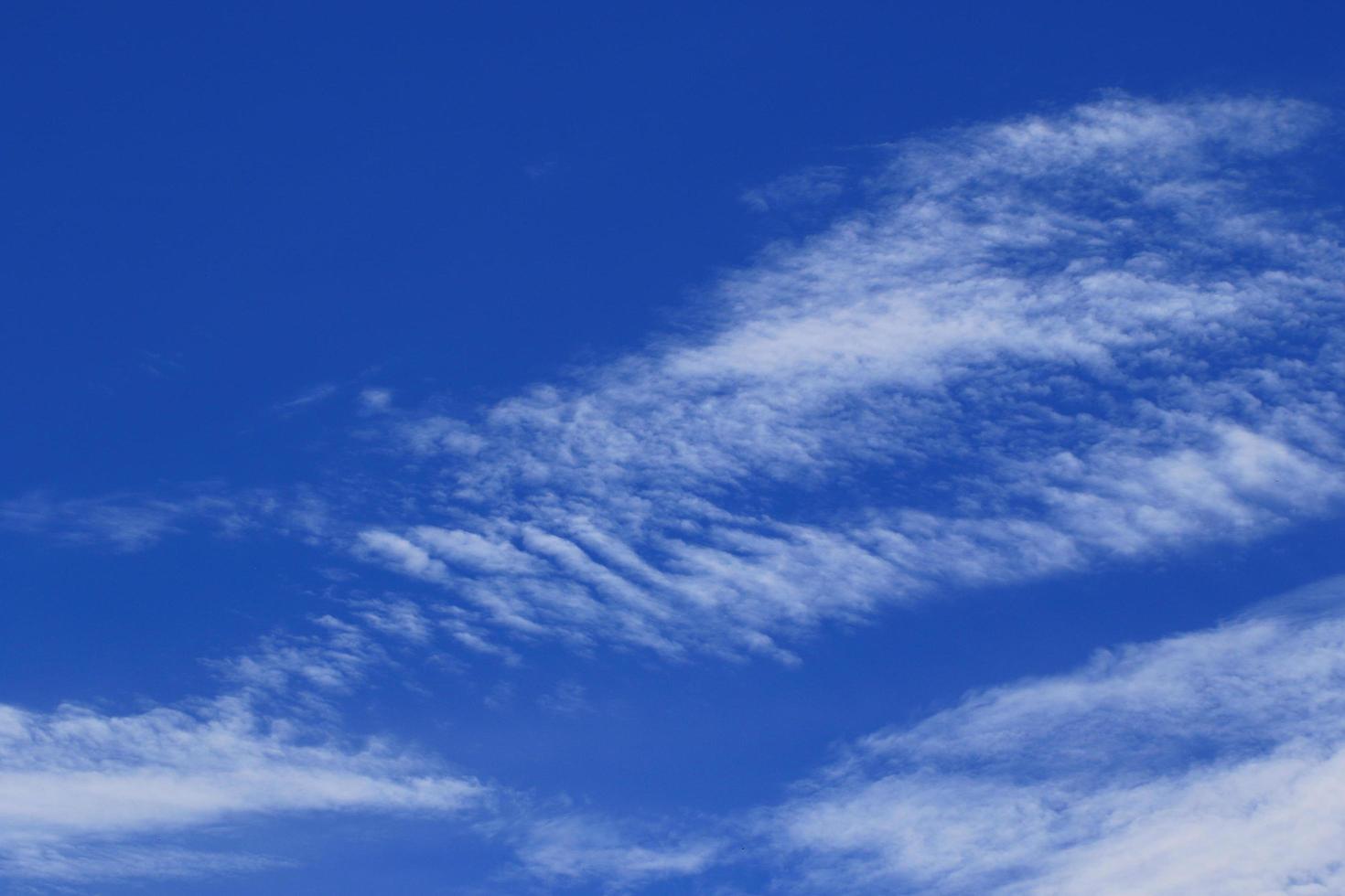 heldere blauwe lucht en witte wolken foto