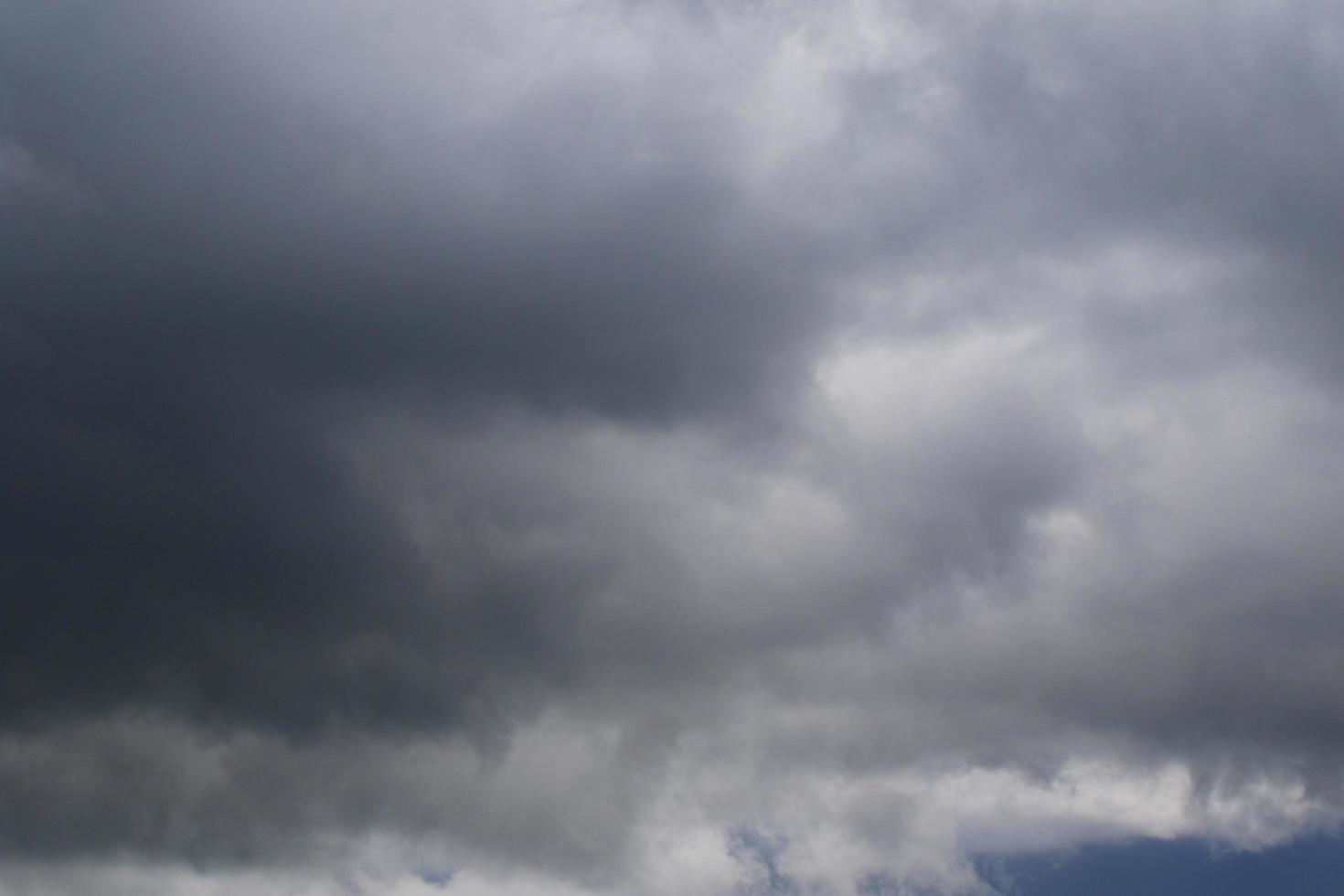 stormachtig weer en donker wolken foto