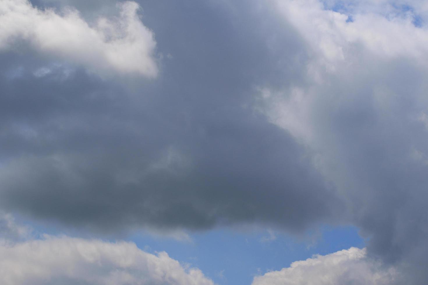 stormachtig weer en donker wolken foto