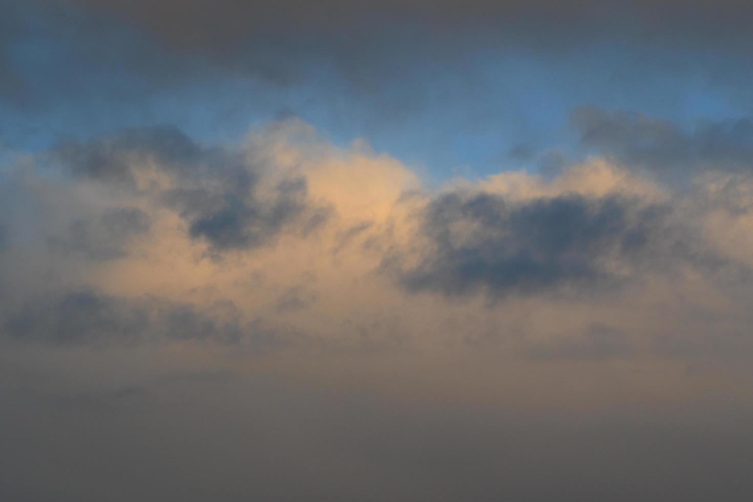 stormachtig weer en donker wolken foto