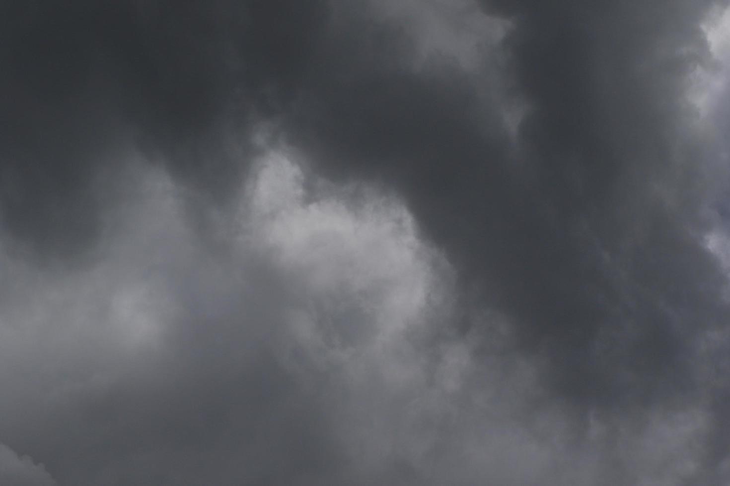 stormachtig weer en donker wolken foto