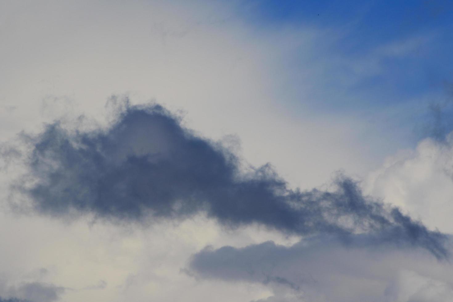 stormachtig weer en donker wolken foto