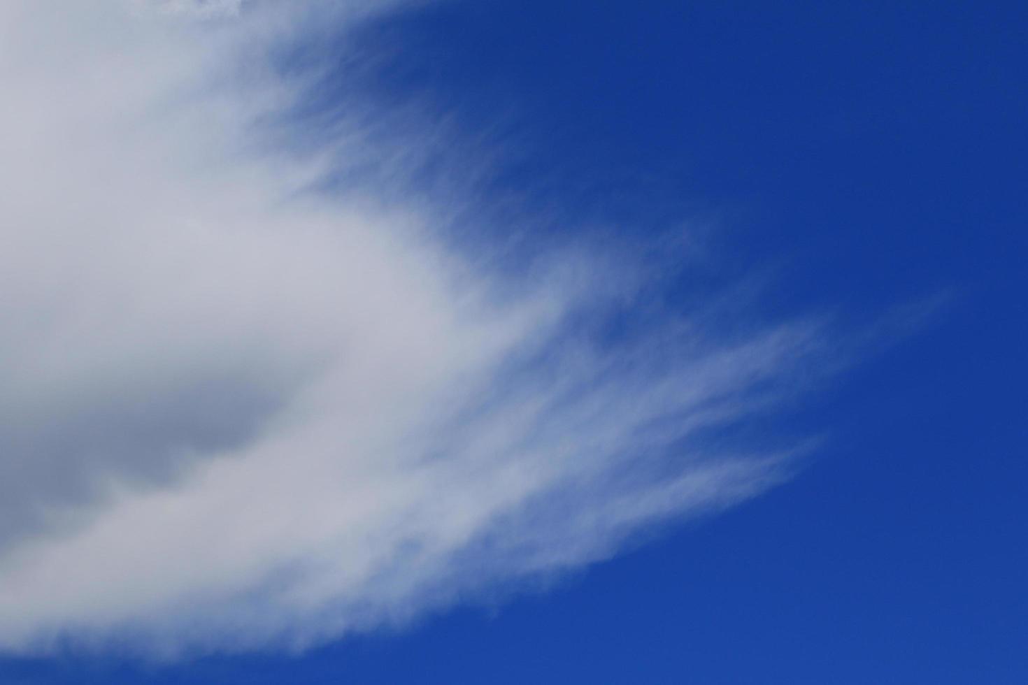 heldere blauwe lucht en witte wolken foto