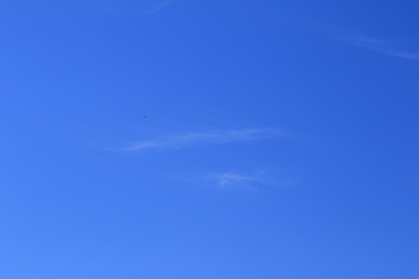 heldere blauwe lucht en witte wolken foto