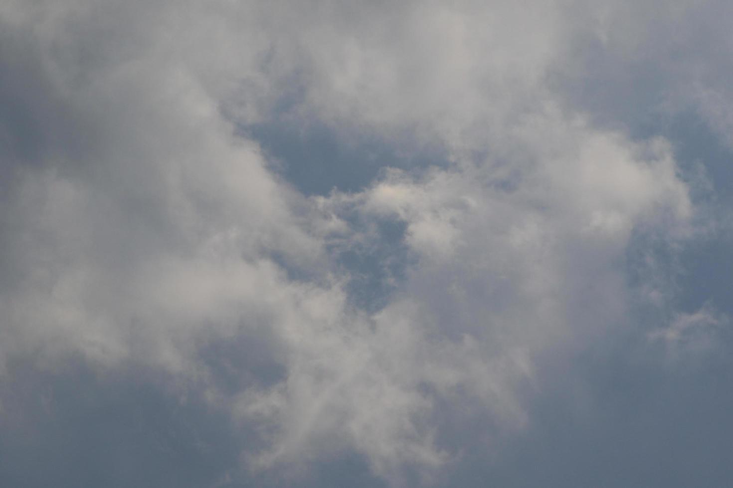 stormachtig weer en donker wolken foto