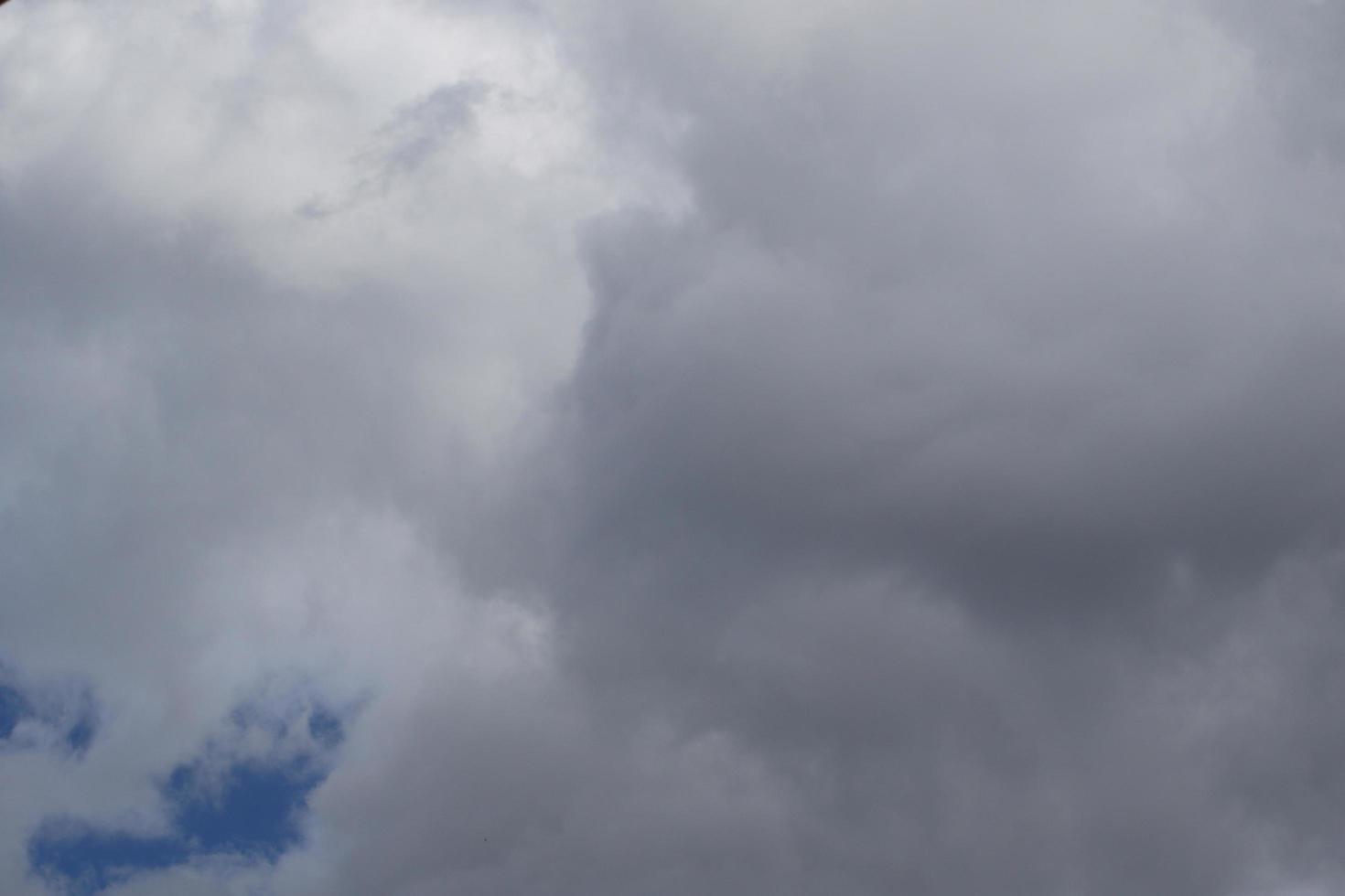 stormachtig weer en donker wolken foto